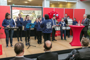 Der Spielmannszug Osdorp hat neue Glockenspiele von der Los-Sparen-Spende angeschafft.