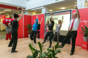 Die Zumba-Tänzer des TSV Fockbek haben bei der Los-Sparen-Übergabe in Eckernförde auch die Sparkassen-Kollegen einbezogen. 